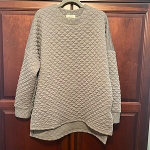Women’s oversized quilted sweatshirt.